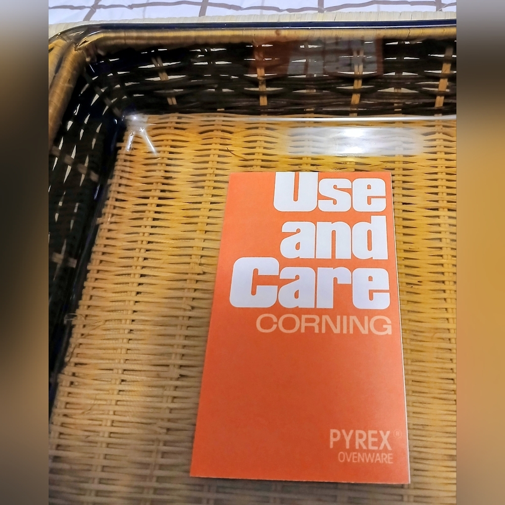Pyrex π°π§ Square Cake - Baking Dish π°π§ In Rattan Basket - Picture 9 of 9